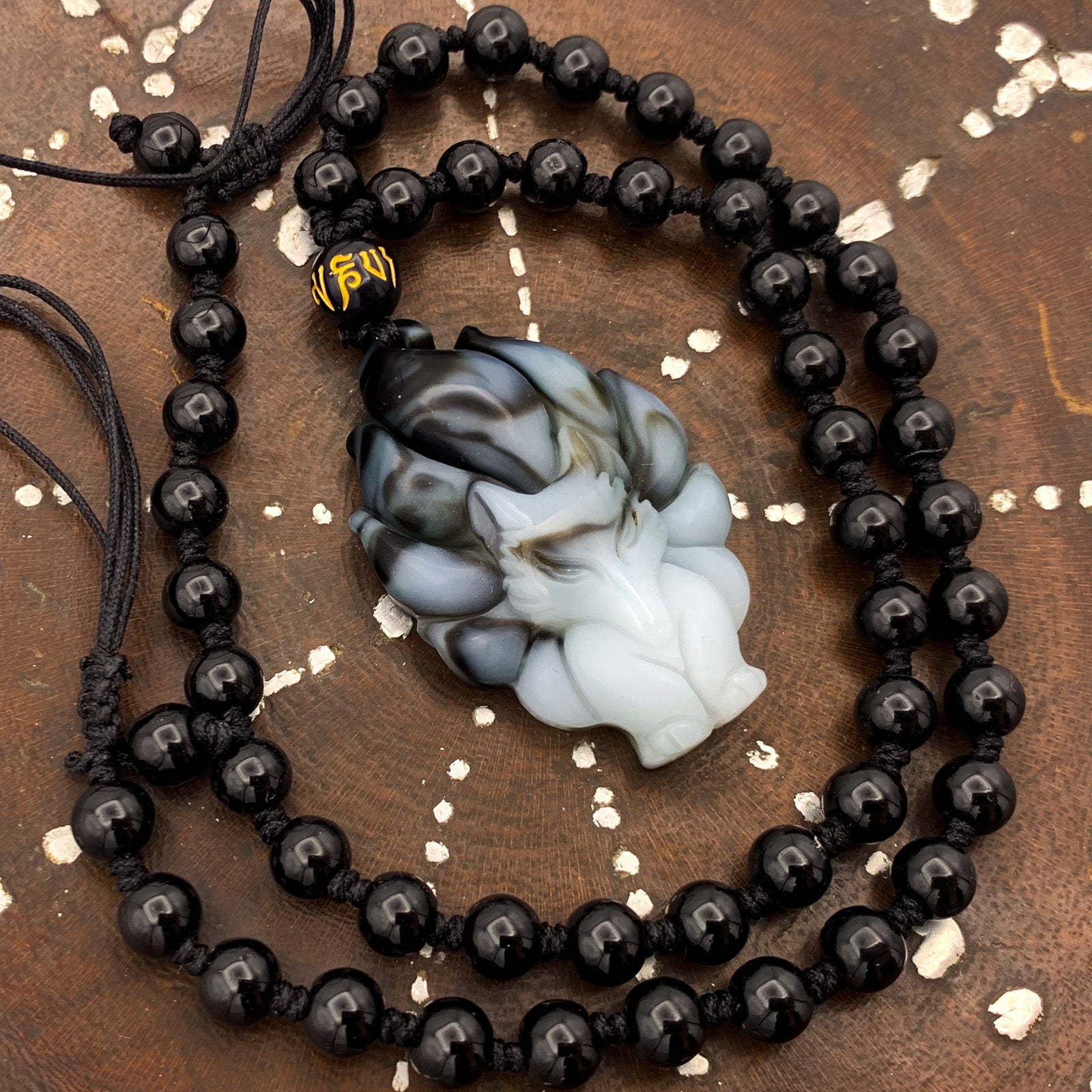 agate メダイ　k9 チャーム Nine Tail Fox Kitsune Pendant Banded White Agate #798 – Beads of