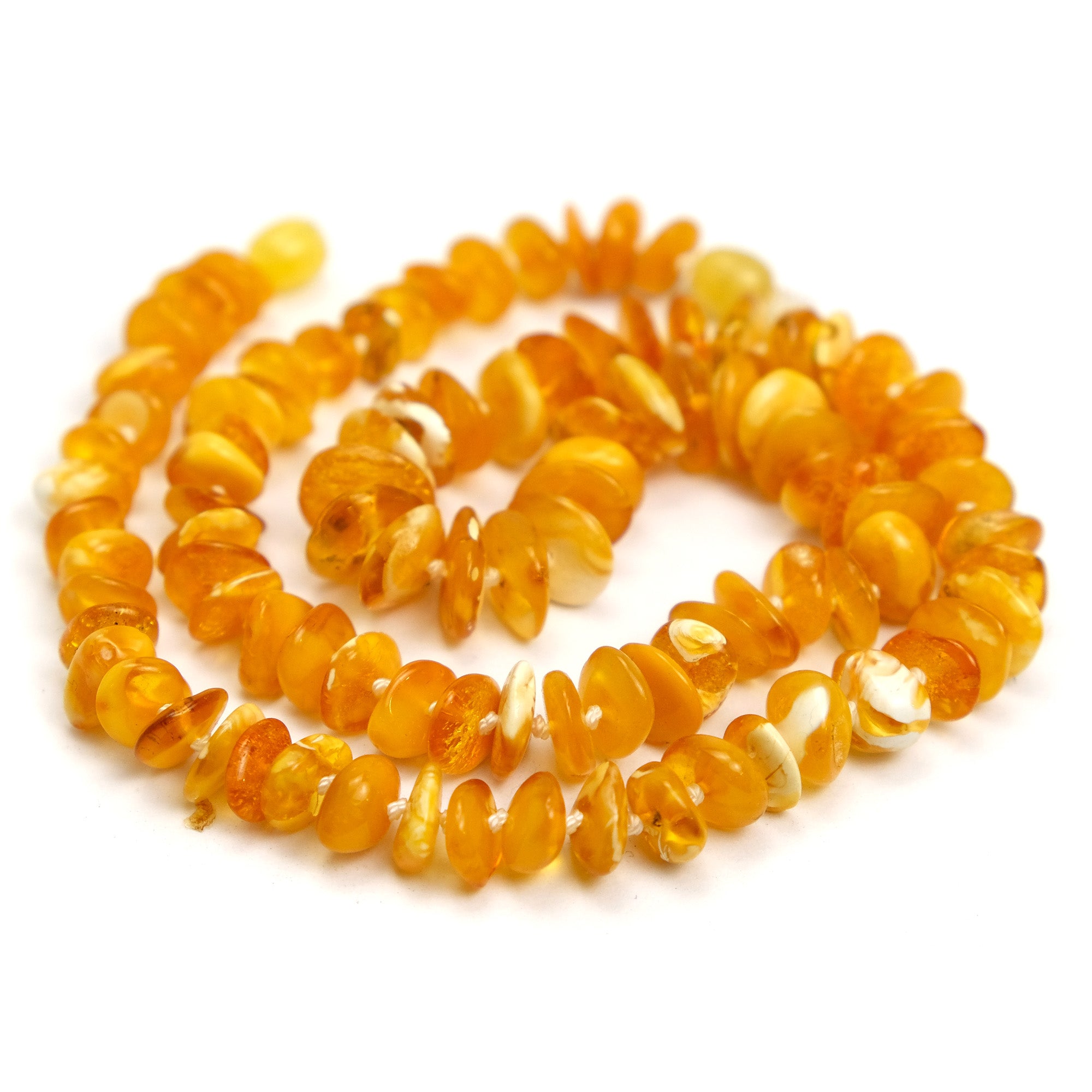 Lot 89 - A butterscotch amber necklace, the amber